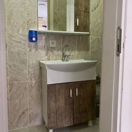 Cosy Flat Has Balcony In Taksim Lägenhet