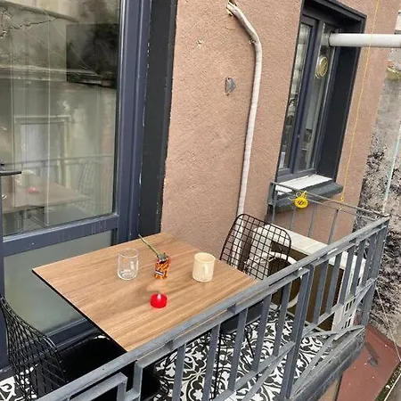 Cosy Flat Has Balcony In Taksim 아파트 *
